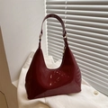 Borsa hobo bordeaux in pelle verniciata lucida con dettagli dorati su sfondo in tessuto - Rosso