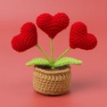 Handgefertigte Häkelherz-Topfpflanze für Tischdeko und romantische Valentinstagsgeschenke - Drei Herzen - Mini Mittel