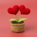 Handgefertigte gehäkelte Herz-Topfpflanze für Tischdeko, rotes Strickgeschenk - Doppelherzen - Mini Mittel