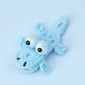 Détail d'un accessoire à cheveux en forme de crocodile au crochet bleu clair pour filles - Bleu