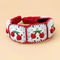 Detail eines handgefertigten Häkel-Haarreifens mit roten Kirschen und 3D-Blumenmuster - Kirsche Stirnband - Rot