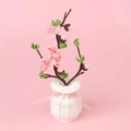 Handgemachte Häkel-Kirschblüte im weißen Topf mit Schleife für Schreibtisch - Kirschblüte Im Topf (Große Weiße Vase)
