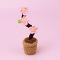 Handgefertigte Häkel-Kirschblüte im Topf mit rosa Blütenblättern als Schreibtischdekoration - Rosa Pfirsichblüte Mini Gehäkelter Blumentopf