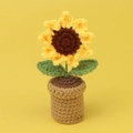 Handgefertigte Häkel-Sonnenblume im Topf aus gelbem Garn für die Wohndekoration - Sonnenblume Mini Gehäkelter Blumentopf