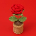 Detail einer handgehäkelten roten Rose im Topf mit grünen Blättern in einem beigen Topf - Rote Rose Mini Gehäkelter Blumentopf