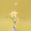 Detailansicht handgehäkelter gelber Lilien mit grünen Blättern in einer weißen Vase - Zephyrlanthes-Gelb