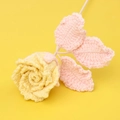 Detail einer handgehäkelten gelben Rose mit zartrosa Blättern auf buntem Hintergrund - Gelb (Hellrosa Blatt)