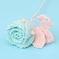 Detailaufnahme einer handgehäkelten Rose mit minzgrünen Blüten und rosa Blättern aus Garn - Blau (Hellrosa Blatt)