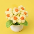 Handgemaakte gehaakte puffbloem in keramische pot voor decoratie van huis en kantoor - 7 Pofbloemen in Pot / Geel (Witte Pot)