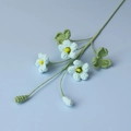Dettaglio di bouquet di trifoglio all'uncinetto con fiori azzurri e foglie verdi - Ramo di Fiori di Trifoglio a 3 Teste / Blu