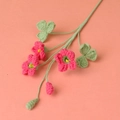 Dettaglio di bouquet di trifoglio fatto a mano all'uncinetto con fiori rosa e filato intrecciato - Ramo di Fiori di Trifoglio a 3 Teste / Rosso rosa