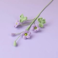 Vista macro di tre fiori di trifoglio viola all'uncinetto con stami gialli e steli verdi - Ramo di Fiori di Trifoglio a 3 Teste / Viola