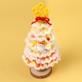 Details eines gehäkelten Weihnachtsbaums mit Weihnachtsmann und Holzsockel - Gelber Farbverlauf