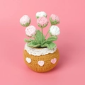 Handgehäkelte Tulpen- und Rosenvase in Rosa und Weiß mit Herzmuster am Boden - Fertige 6-Kopf Verlauf Rosa Rose Im Topf (Großer Garntopf)