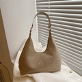 Borsa hobo minimalista in vernice beige con finitura lucida e dettagli in metallo - Cachi