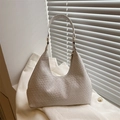 Elegante bolso hobo trenzado gris claro con diseño de cuadros sobre tela de punto blanco - Blanco