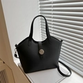 Bolso tote negro retro de cuero mate con hebilla plateada y correa ajustable - Negro