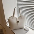 Elegante bolso tote blanco con borde ondulado y hebilla metálica para el transporte diario - Blanco