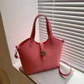 Bolso saco de cuero mate rosa con hebilla de metal plateado y correa desmontable - Rosa