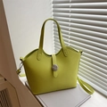 Bolso tipo cubo en cuero verde aguacate con asa y pañuelo de seda en alféizar blanco - Verde