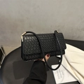 Borsa a spalla nera intrecciata minimalista con eleganti dettagli in metallo dorato - Nero