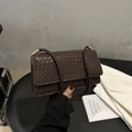 Dunkelbraune gewebte kleine quadratische Handtasche mit goldener Hardware und Riemen - Dunkelbraun