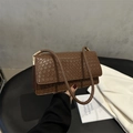 Minimalistische braune Damen-Umhängetasche mit Webmuster und goldenen Beschlägen - Hellbraun