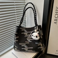 Bolso tote negro texturizado con bordado de ondas y colgante de panda para diario - Con Colgante / Negro