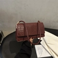 Borsa a spalla bordeaux intrecciata con patta rettangolare e dettagli in oro lucido - Rosso