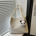 Bolso tote blanco con monograma y colgante de panda sobre libros bajo sombras de luz - Con Colgante / Blanco