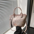 Bolso jacquard chino rosa con bordados elegantes, borla de cuentas y correa de hombro - Rosa