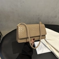 Borsa sottobraccio kaki con trama intrecciata, patta elegante e dettagli dorati - Cachi