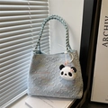 Bolso tote azul claro texturizado con asa trenzada y colgante de panda en ventana - Con Colgante / Azul