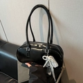 Schwarze Schultertasche aus Lackleder mit Anhänger aus Perlen und weißer Spitze - Reguläre Passform / Schwarz