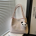 Rosa Tote Bag mit Rauten-Stickerei, geflochtenen Griffen und Panda-Anhänger-Detail - Mit Anhänger / Rosa