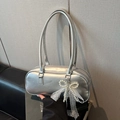 Silberne Metallic Schultertasche im Ballett-Stil mit Perlen-Spitzen-Schleifen-Anhänger - Reguläre Passform / Silber