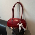 Dunkelrote Lackleder Baguette Tasche mit Perlenbogen und Spitzenanhänger Detail - Reguläre Passform / Rot