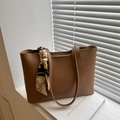 Braune Shopper-Tasche aus Kunstleder mit Vintage-Seidenschal am Griff für den Alltag - Hellbraun