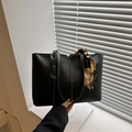 Schwarze Tote-Bag mit weißen Kontrastnähten und Seidenschal am Ledergriff verziert - Schwarz