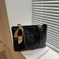 Schwarze Shopper-Tasche aus Leder mit Seidentuch-Dekor und Fronttasche auf Buch - Schwarz