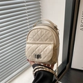 Mini zaino trapuntato beige con spallacci a catena e chiusura a girello in metallo - Bianco