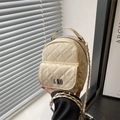 Mini zaino chic bianco panna trapuntato con chiusura a rotazione dorata e tracolla a catena - Giallo