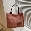 Bolso tote de pana rosa con correas marrones y detalle de etiqueta de cuero - Rosa