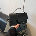 Klassische schwarze Umhängetasche mit goldenem FASHION Schriftzug und Handgriff - Einzelne Tasche / Schwarz