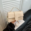 Cremeweiße Umhängetasche mit Perlenanhänger und modischem Schriftzug aus Leder - Einzelne Tasche / Weiß