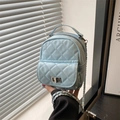 Mini zaino trapuntato azzurro con chiusura a rotazione argentata e tracolla a catena - Blu