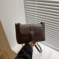 Borsa baguette marrone scuro con trama intrecciata, fibbia in metallo e tracolla vintage - Marrone Scuro