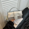 Silberne Metallic-Umhängetasche mit Perlen-Schleifen-Anhänger und modischem Druck - Einzelne Tasche / Silber
