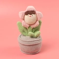 Handgemachte gehäkelte rosa Blumen-Topfpflanze Puppe mit Gesicht und grünen Blättern - Rosa Maiglöckchen-Baby Im Topf (Großer Garntopf)