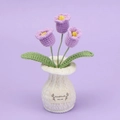 Handgefertigte lila Häkel-Tulpe im weißen Stricktopf als Deko-Zimmerpflanze - 3 Maiglöckchen Weiße Vase - Lila